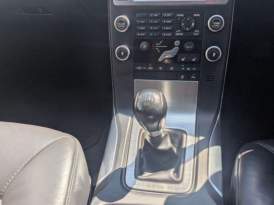 2010 Volvo V70 photo 13