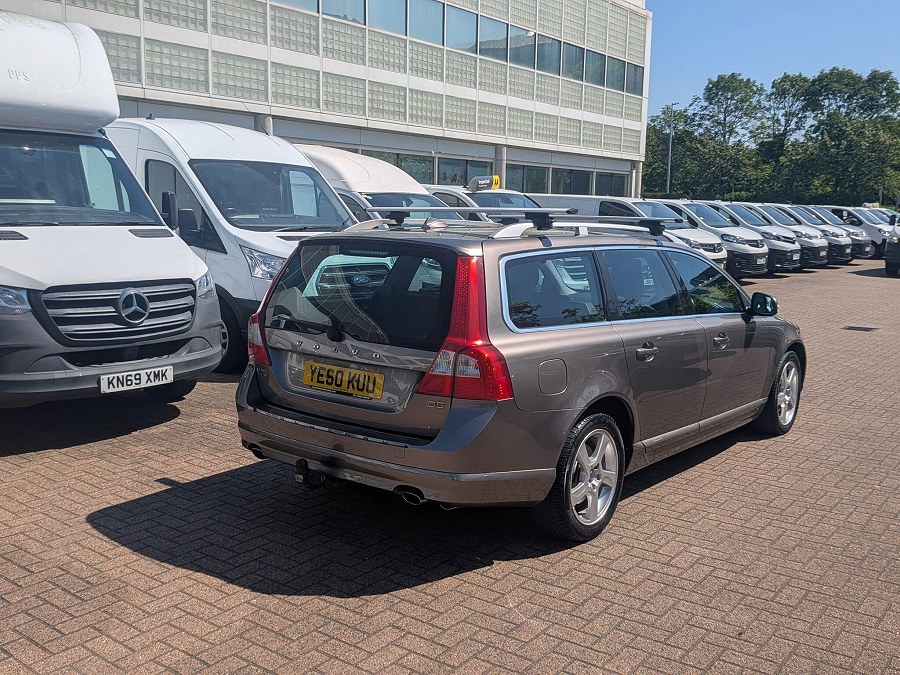 2010 Volvo V70 photo 12
