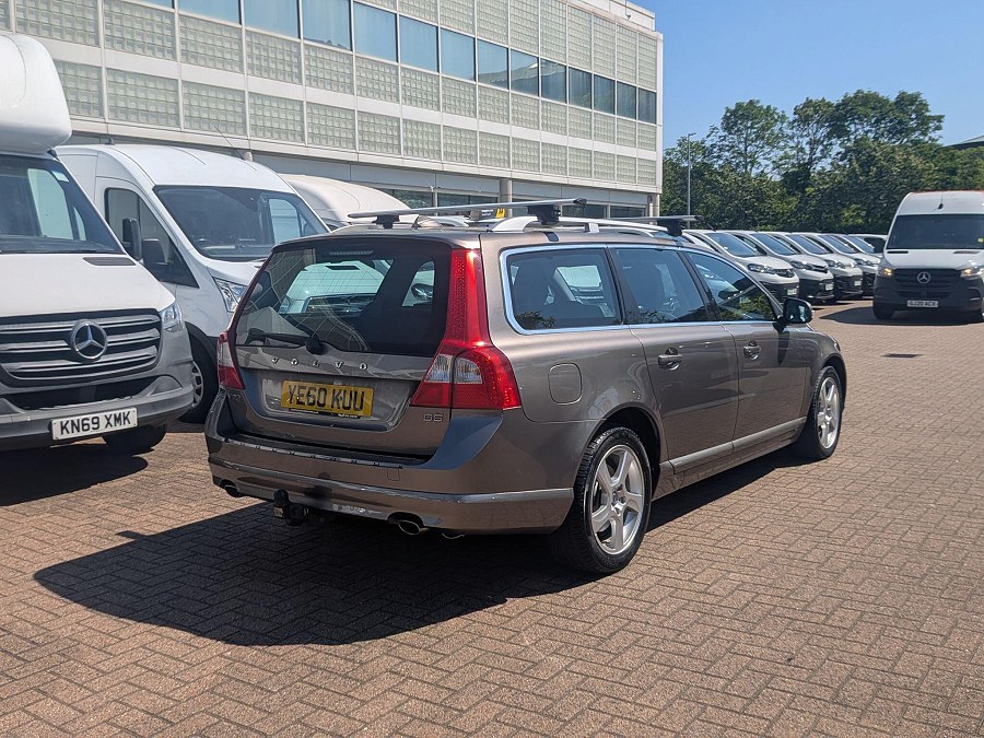 2010 Volvo V70 photo 11
