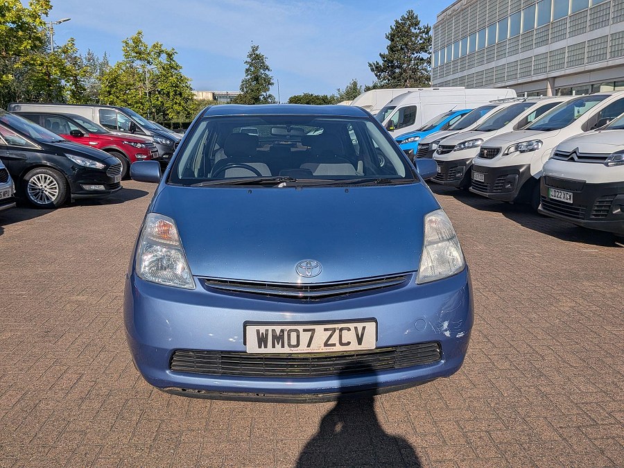 Toyota Prius photo 2