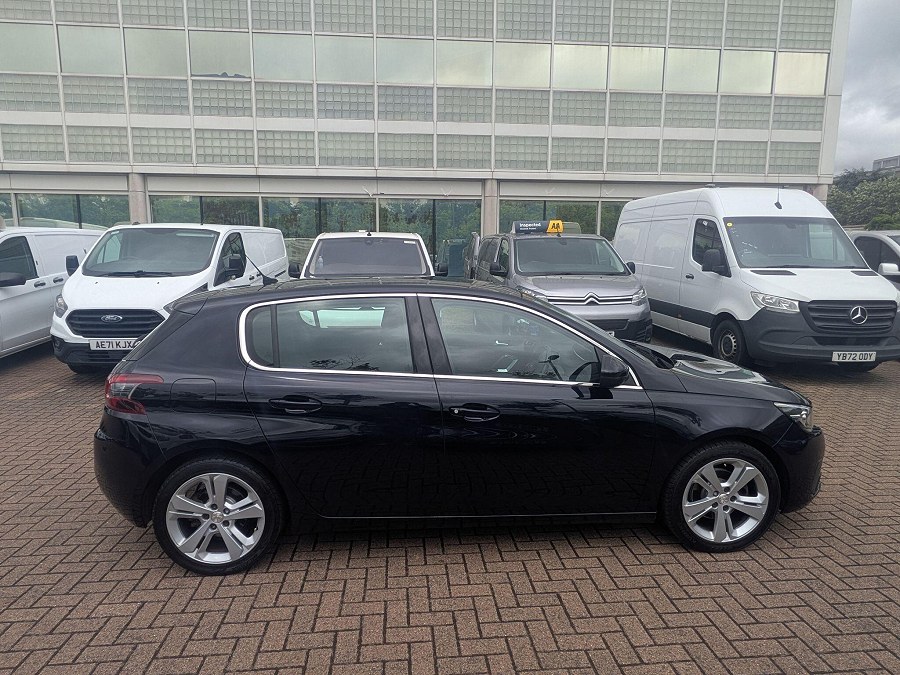 2018 Peugeot 308 photo 11