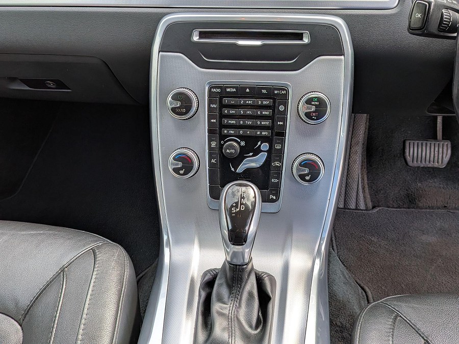 2015 Volvo V70 photo 12
