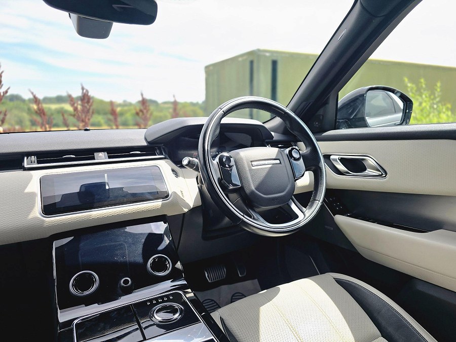 Land Rover Range Rover Velar photo 2