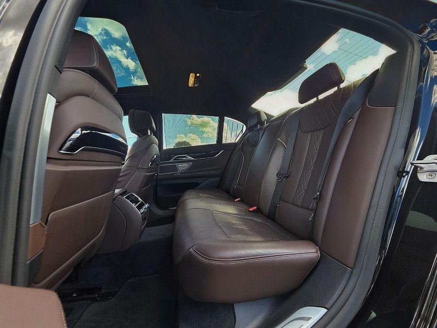 BMW 7 Series photo 2