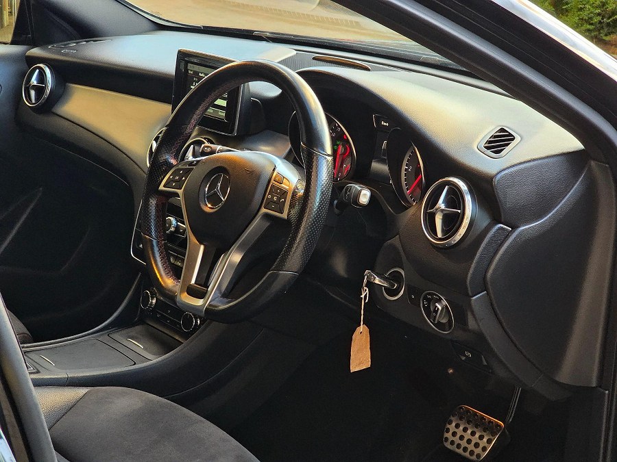 Mercedes-Benz GLA photo 2