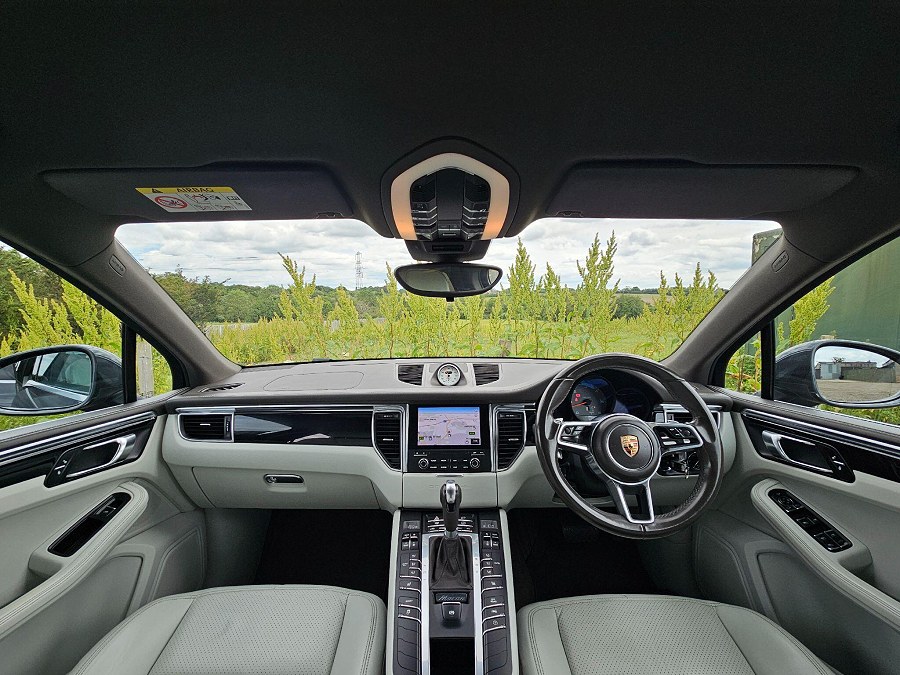 Porsche Macan photo 2