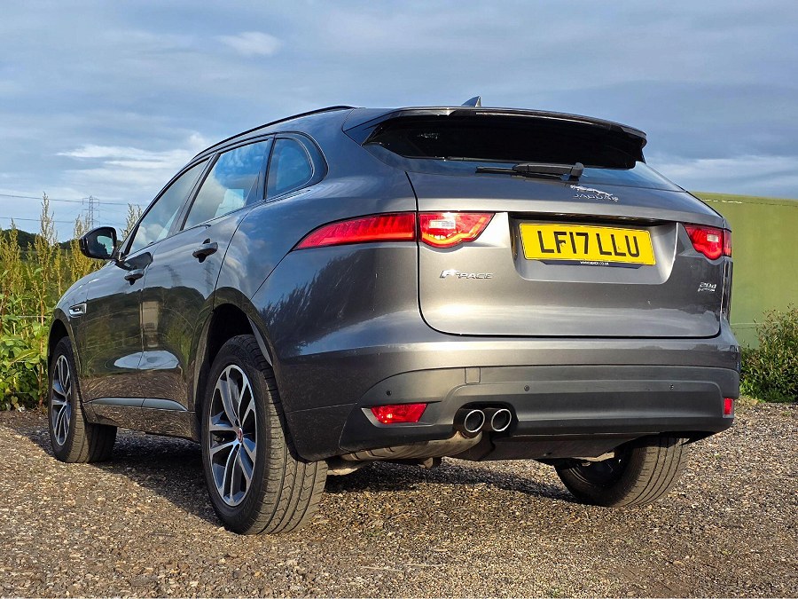 2017 Jaguar F-PACE photo 3