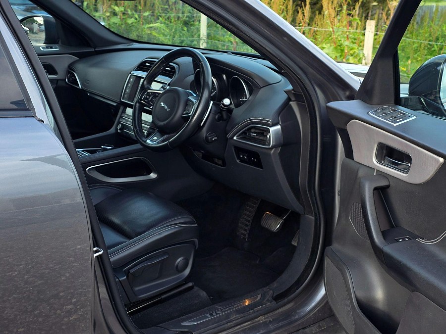 Jaguar F-PACE photo 2