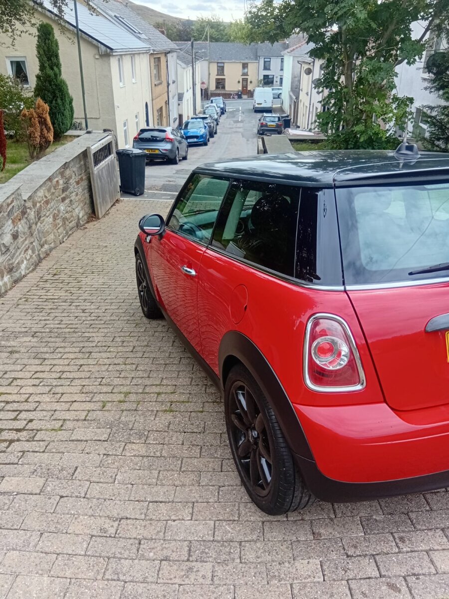 2011 MINI Hatch photo 5