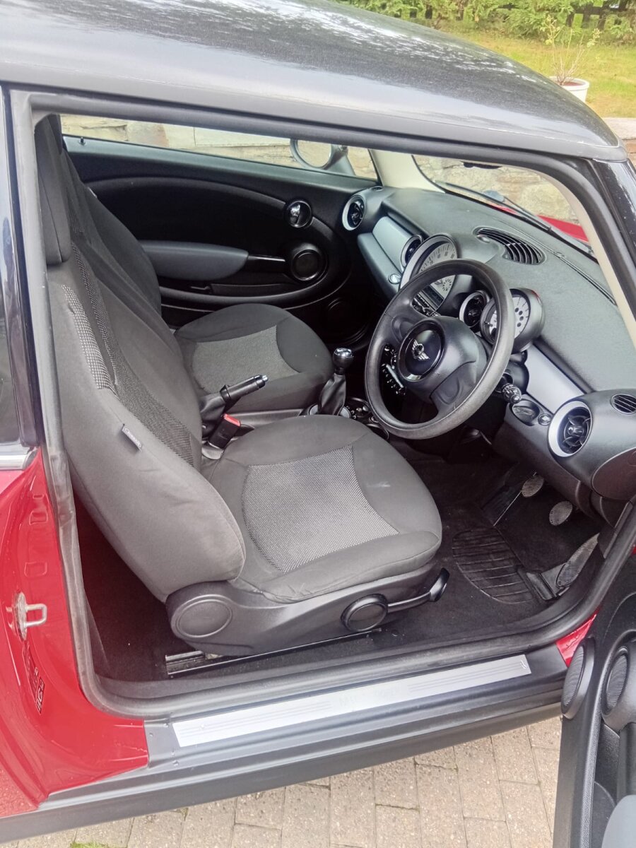 2011 MINI Hatch photo 9