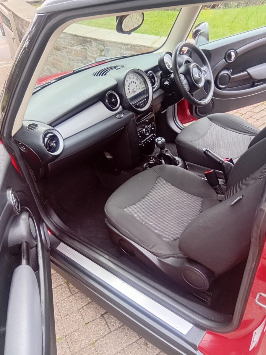 2011 MINI Hatch photo 10