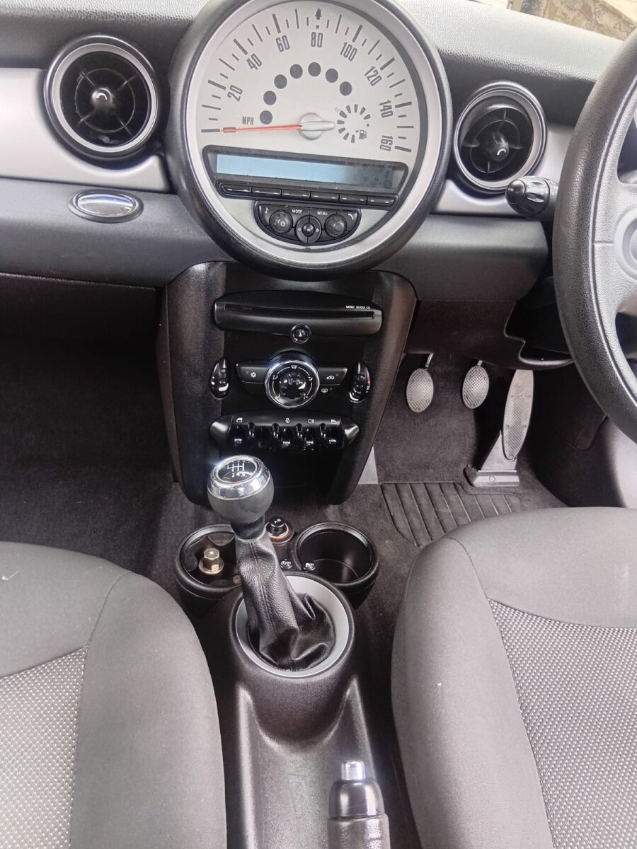 2011 MINI Hatch photo 11