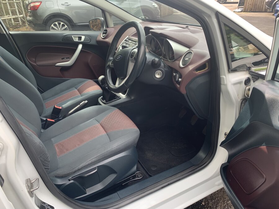 2012 Ford Fiesta photo 7