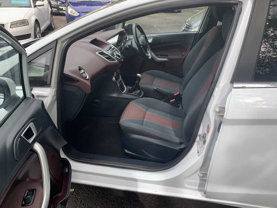 2012 Ford Fiesta photo 8