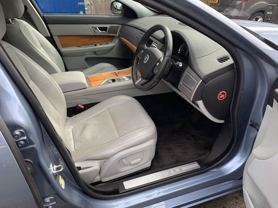 2009 Jaguar XF photo 12