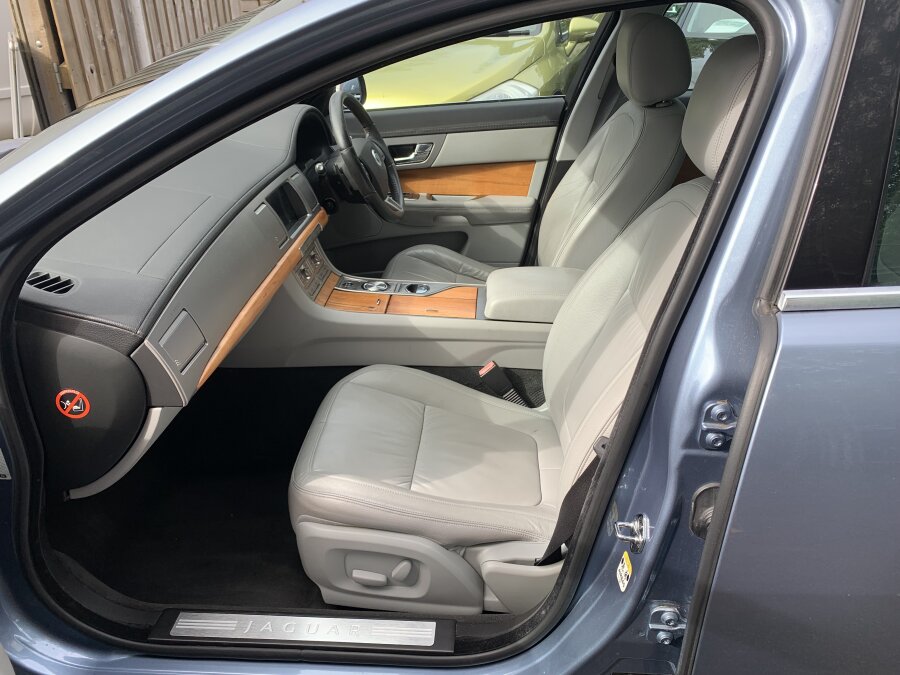 2009 Jaguar XF photo 14