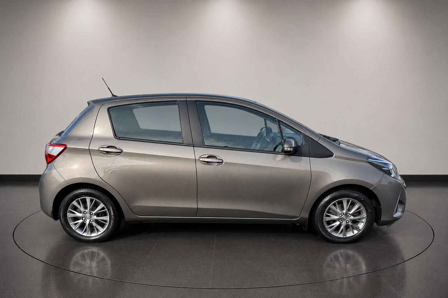 2019 TOYOTA YARIS image 2