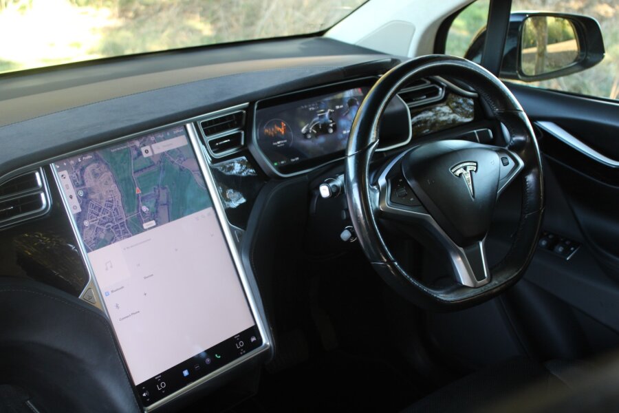 Vehicle photo 13