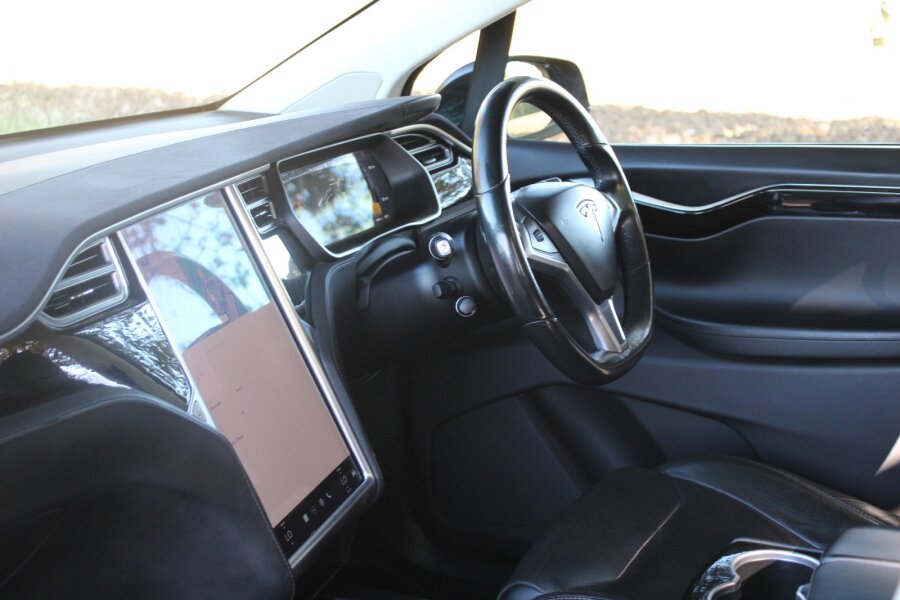 Vehicle photo 14