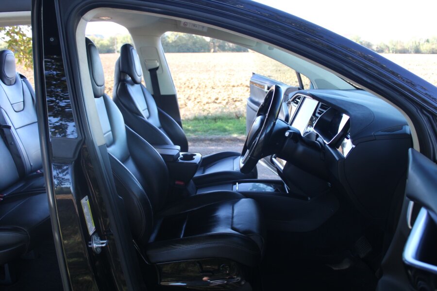 Vehicle photo 18
