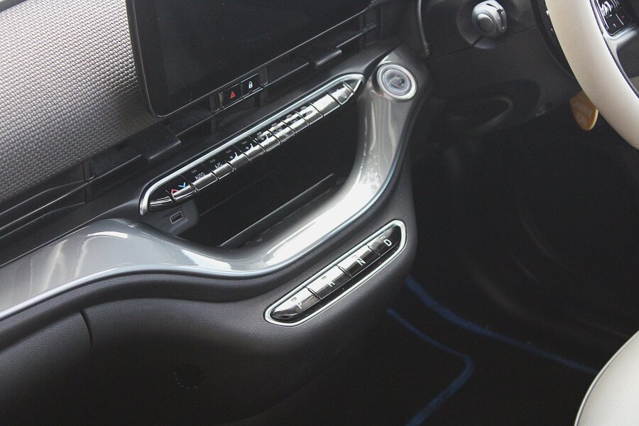 Vehicle photo 12