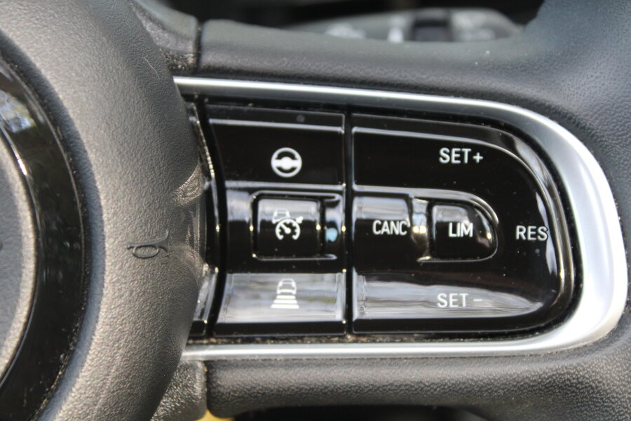 Vehicle photo 28