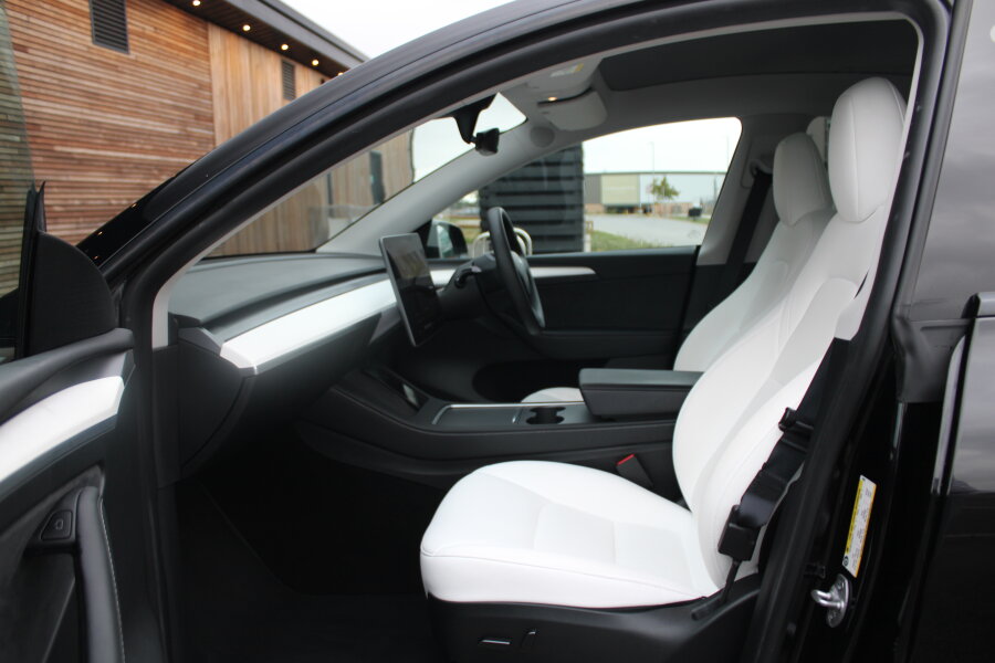 Vehicle photo 12