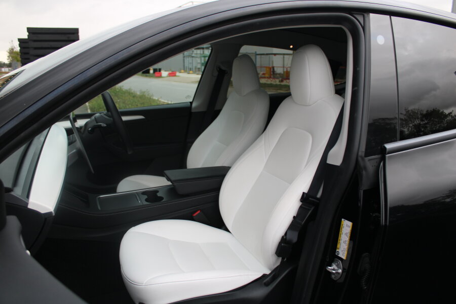 Vehicle photo 13