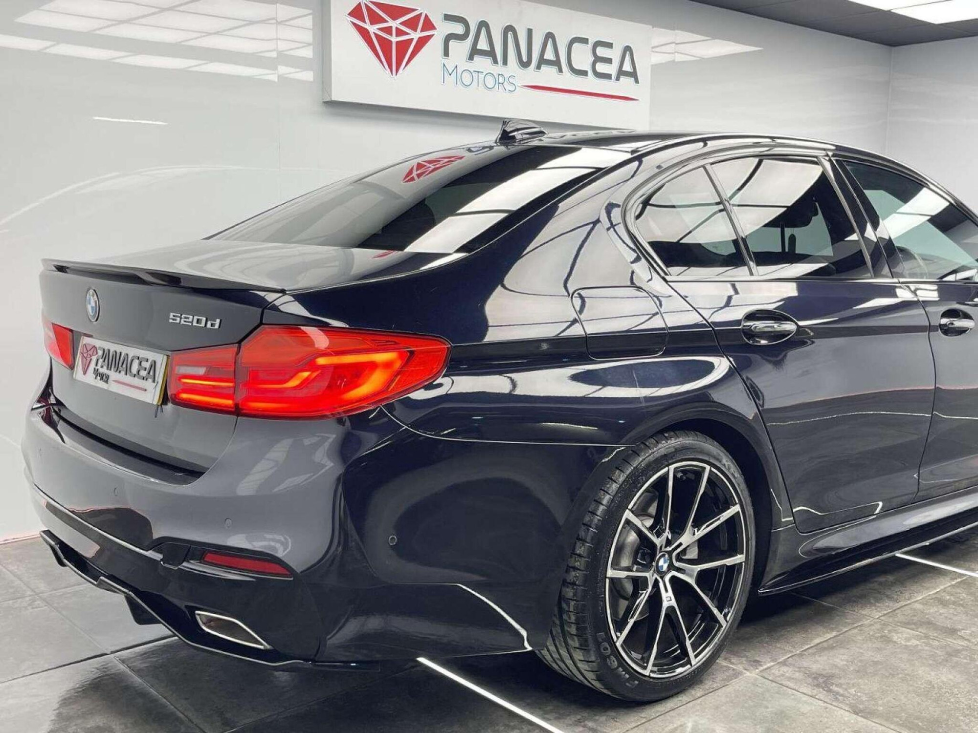 2018 BMW 5 SERIES image 9