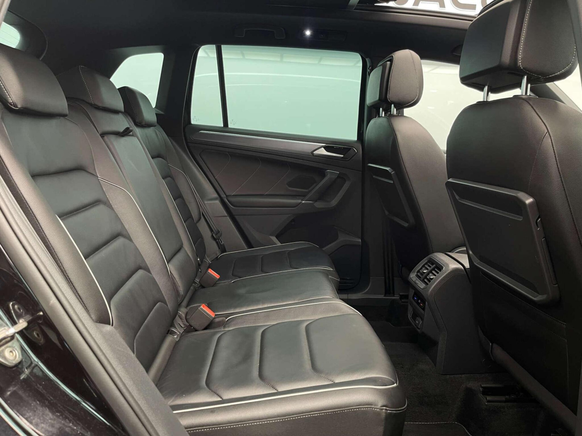 2017 Volkswagen TIGUAN image 30