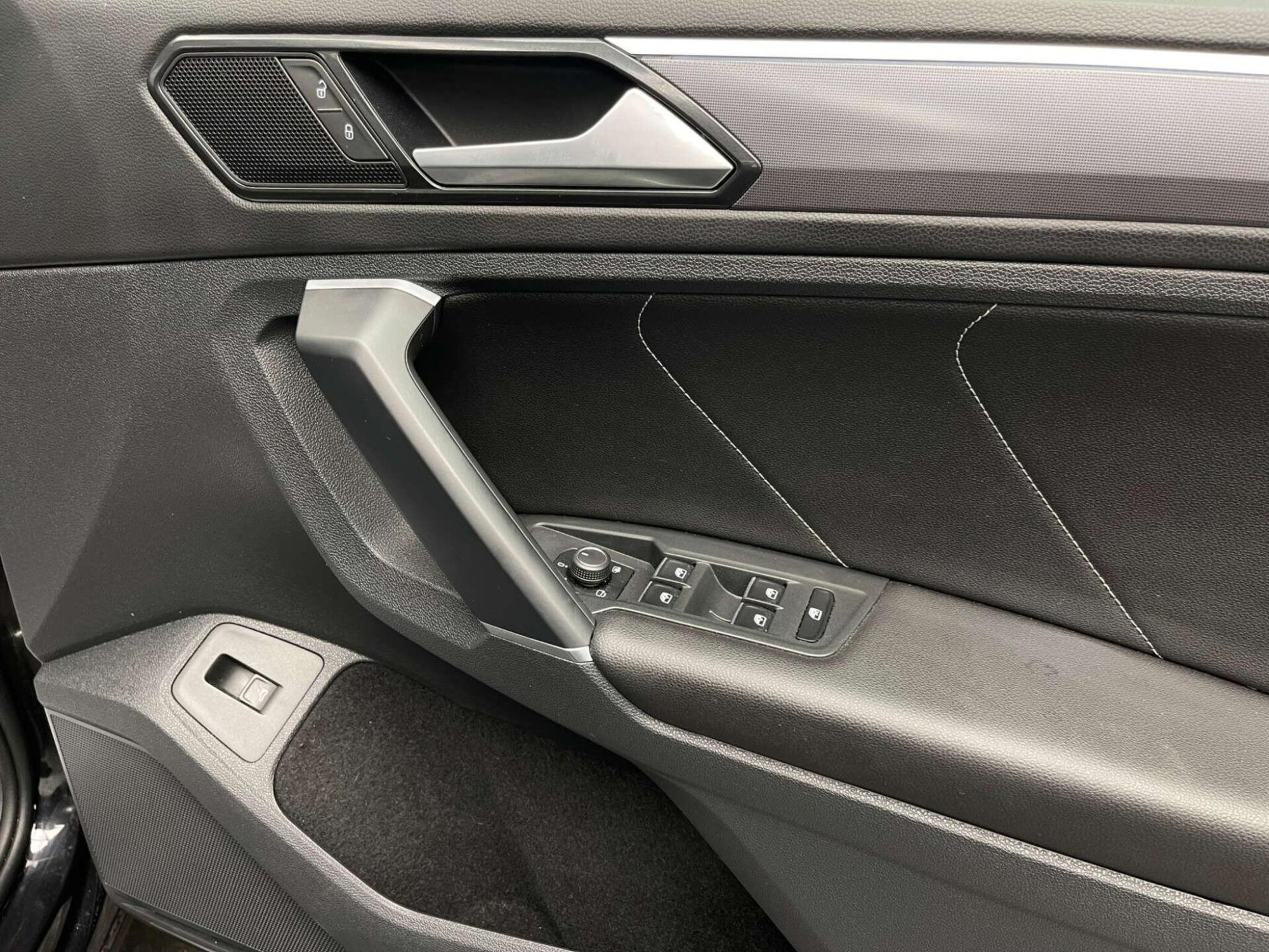 2017 Volkswagen TIGUAN image 17