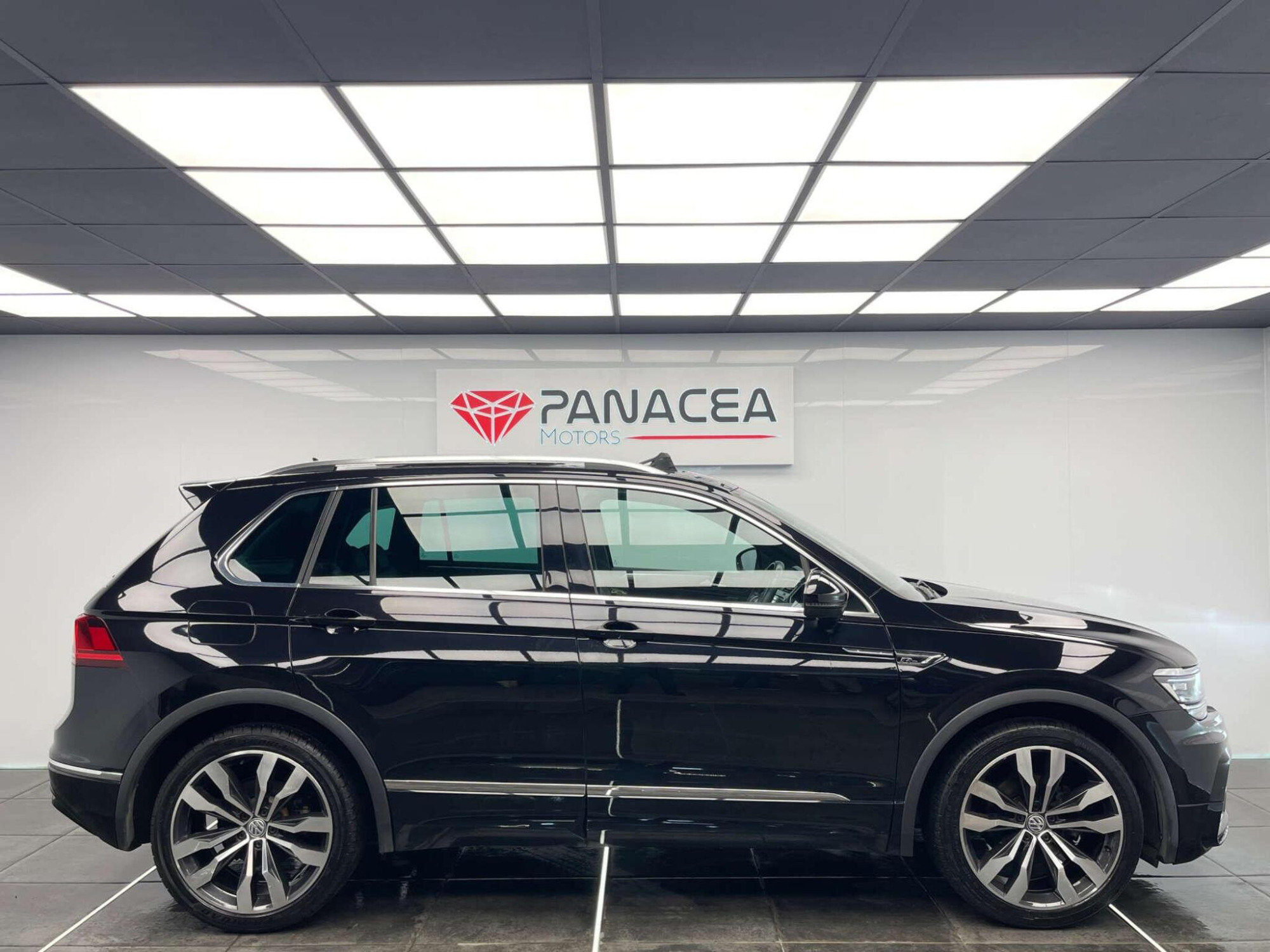 2017 Volkswagen TIGUAN image 2
