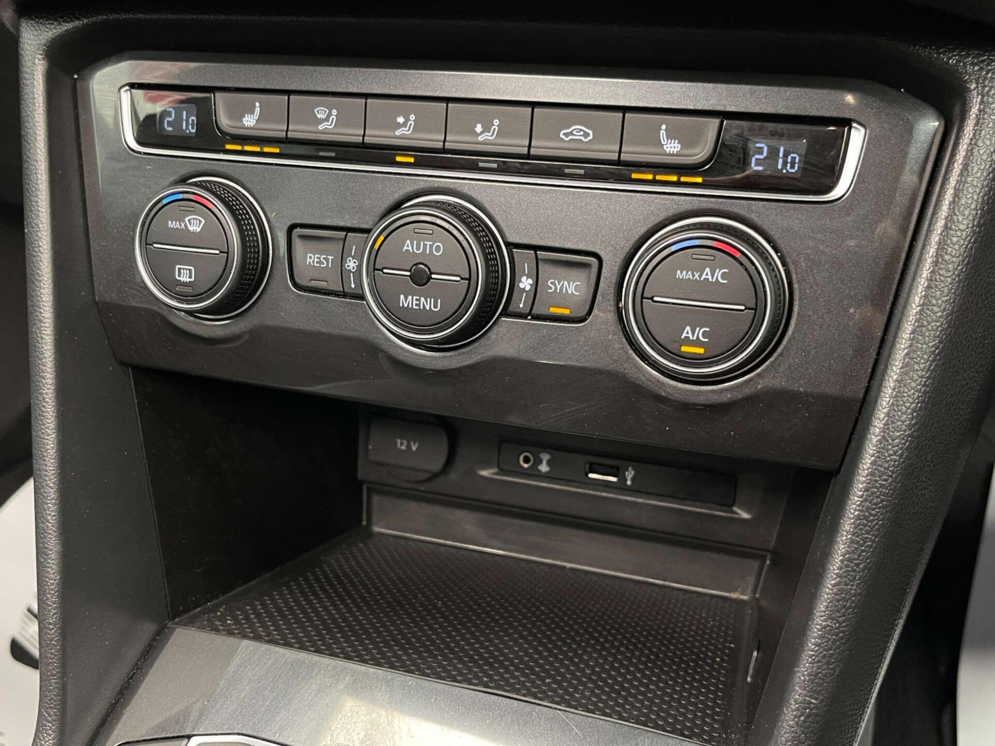 2017 Volkswagen TIGUAN image 24