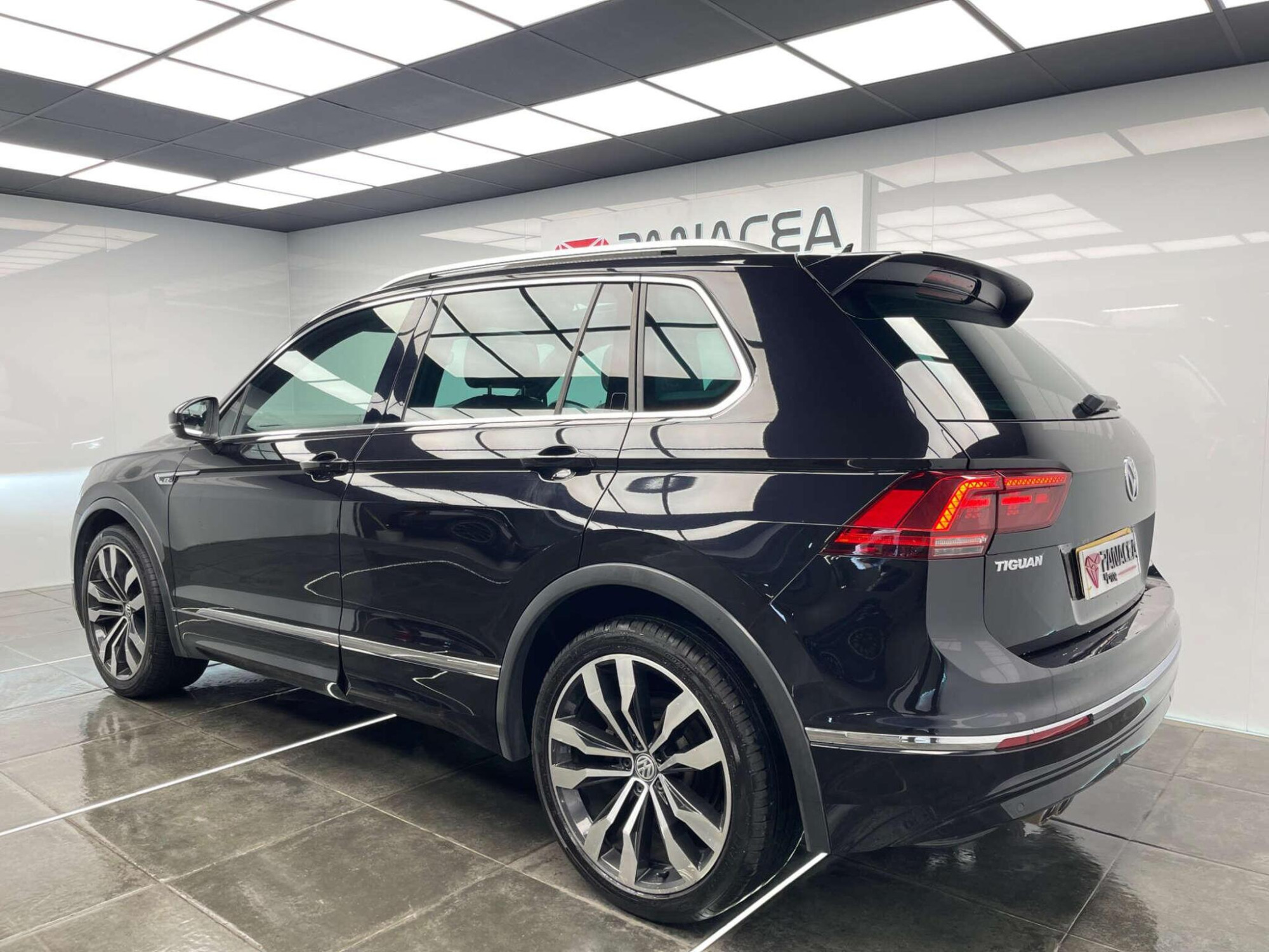 2017 Volkswagen TIGUAN image 37