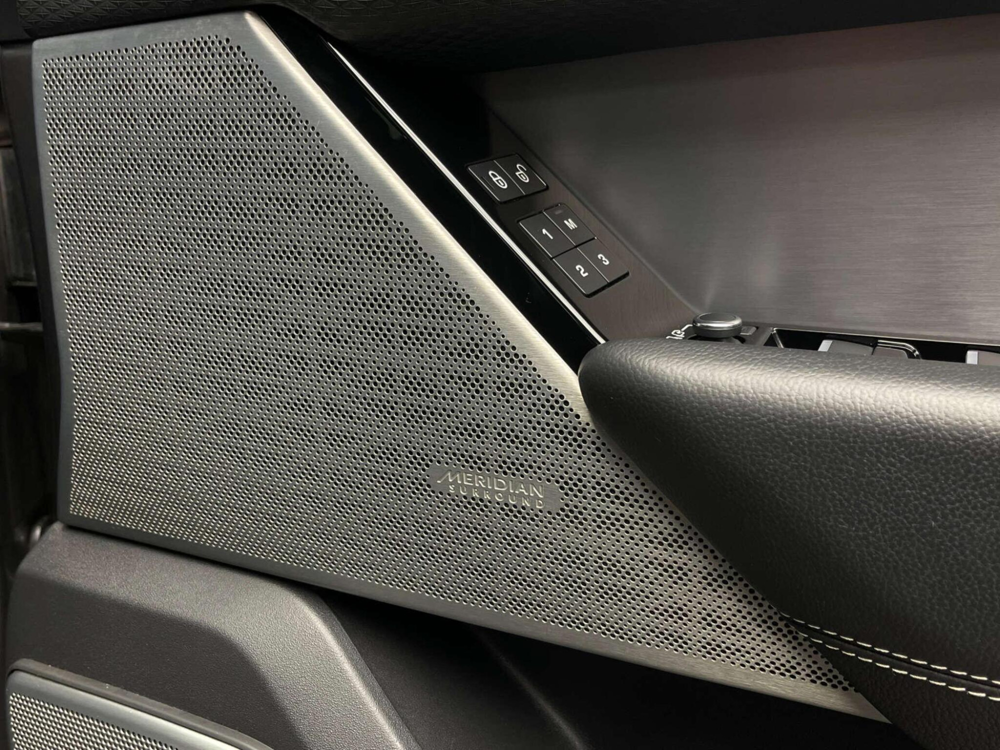 2018 Land Rover RANGE ROVER VELAR image 23