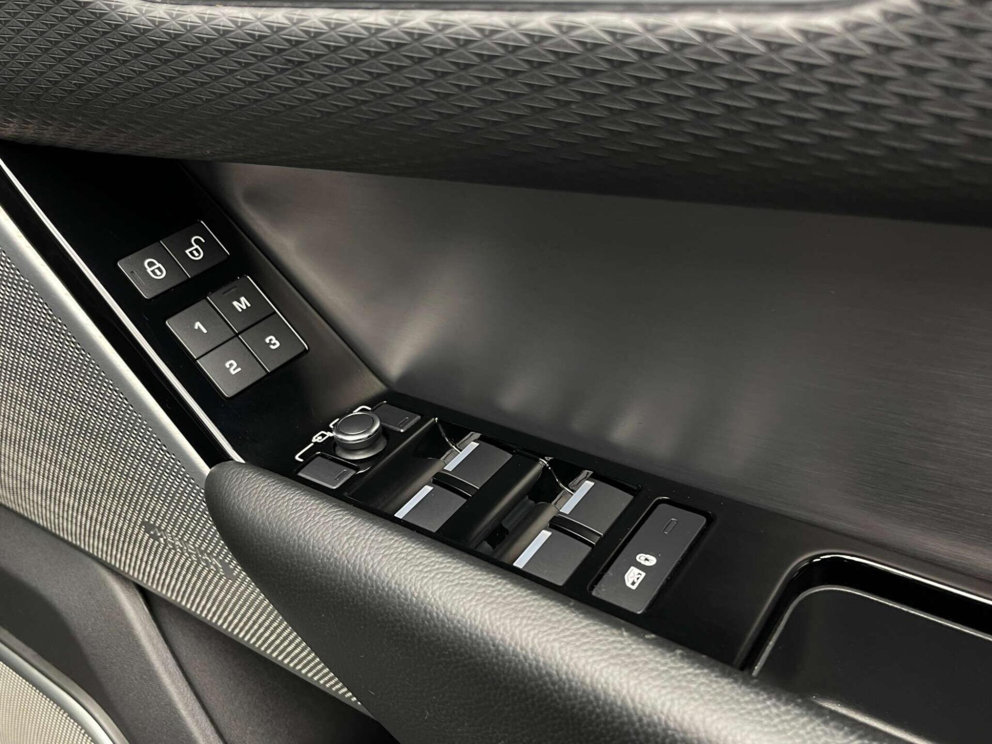 2018 Land Rover RANGE ROVER VELAR image 35
