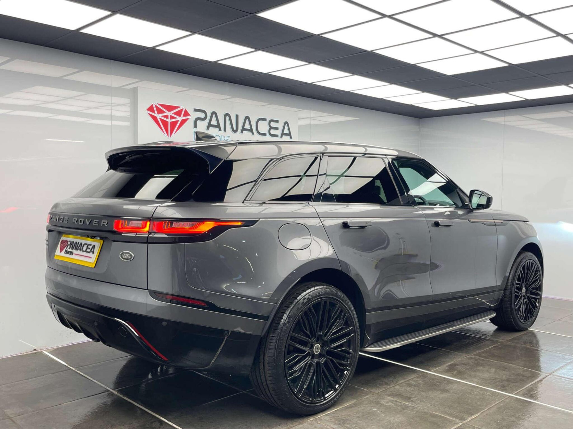 2018 Land Rover RANGE ROVER VELAR image 4