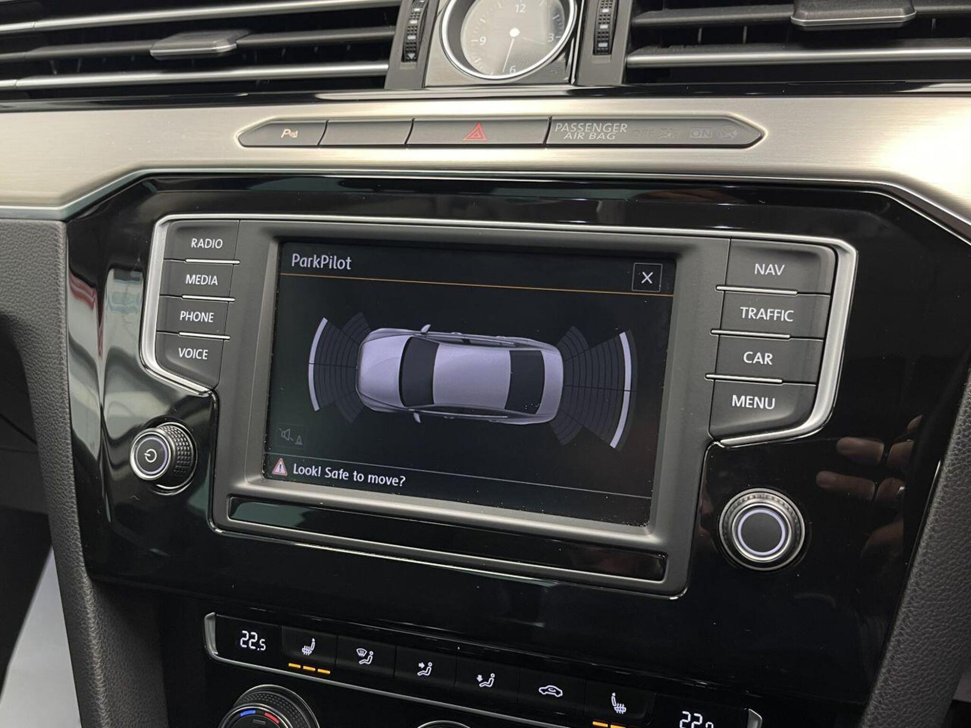 2016 Volkswagen PASSAT image 16