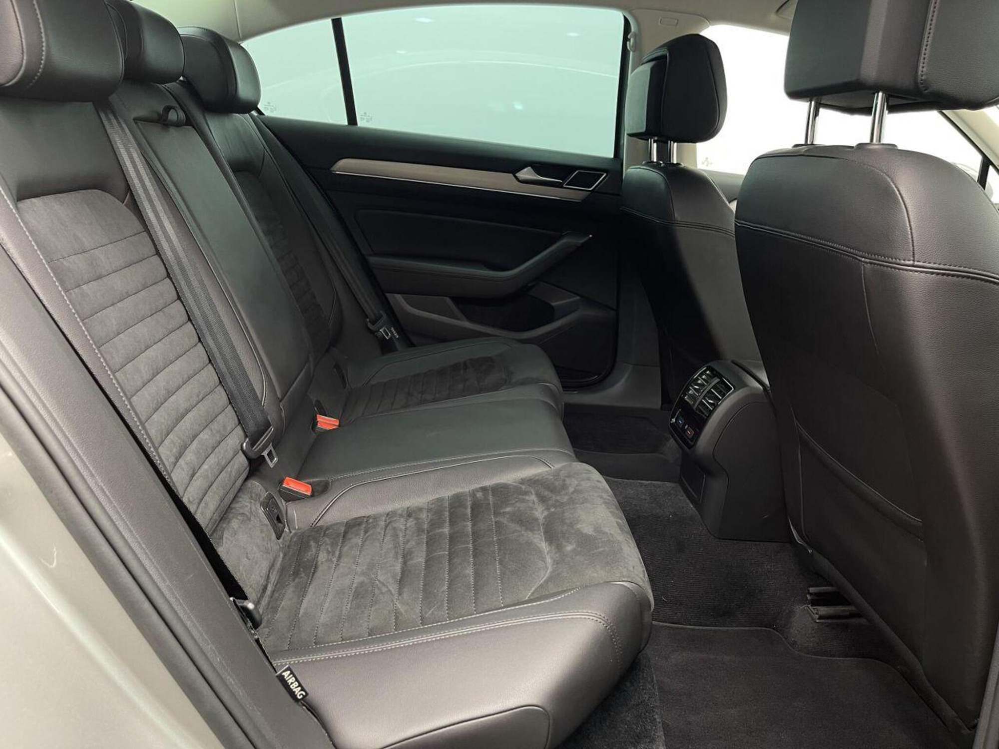 2016 Volkswagen PASSAT image 19