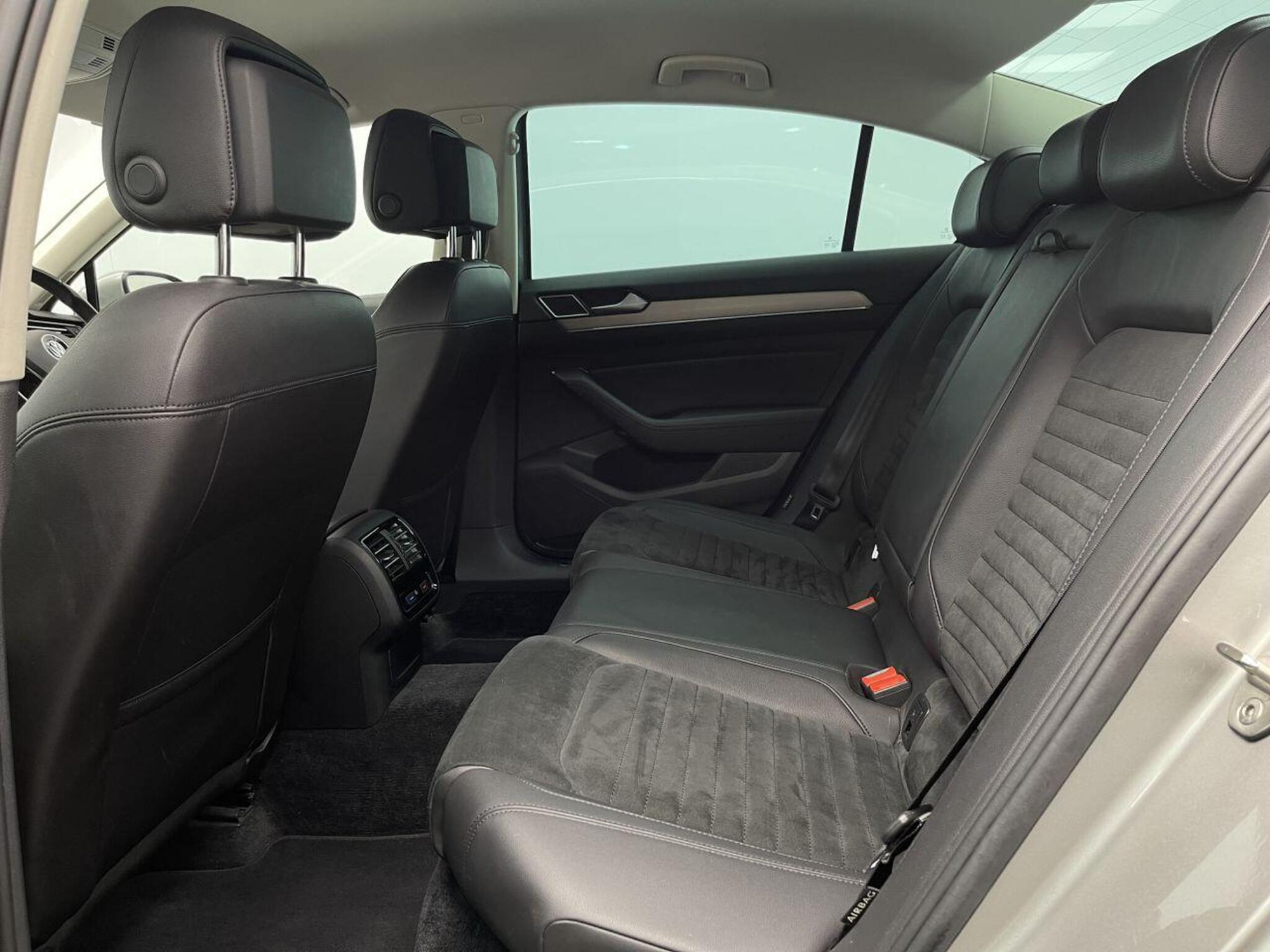 2016 Volkswagen PASSAT image 38