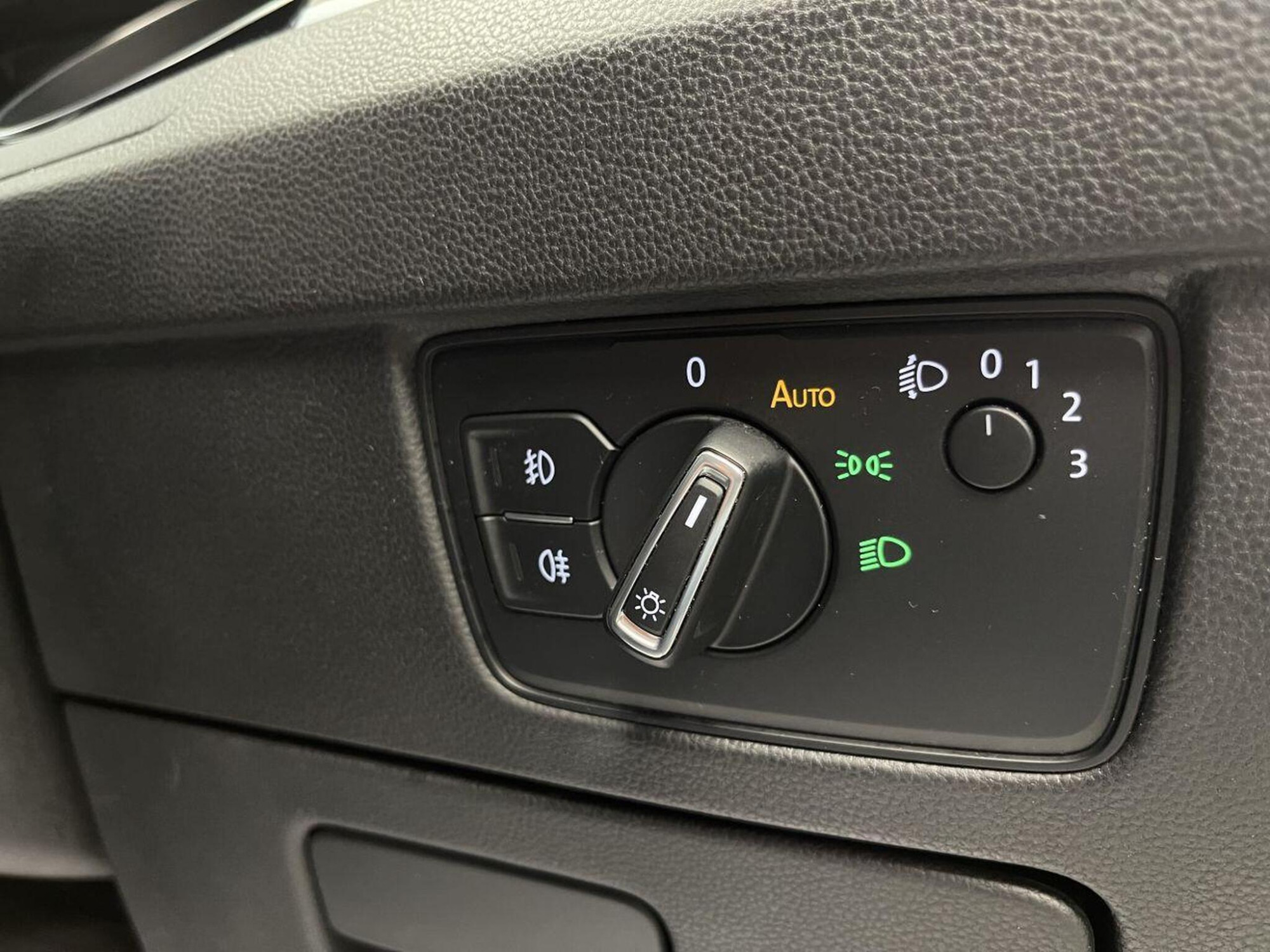2016 Volkswagen PASSAT image 12