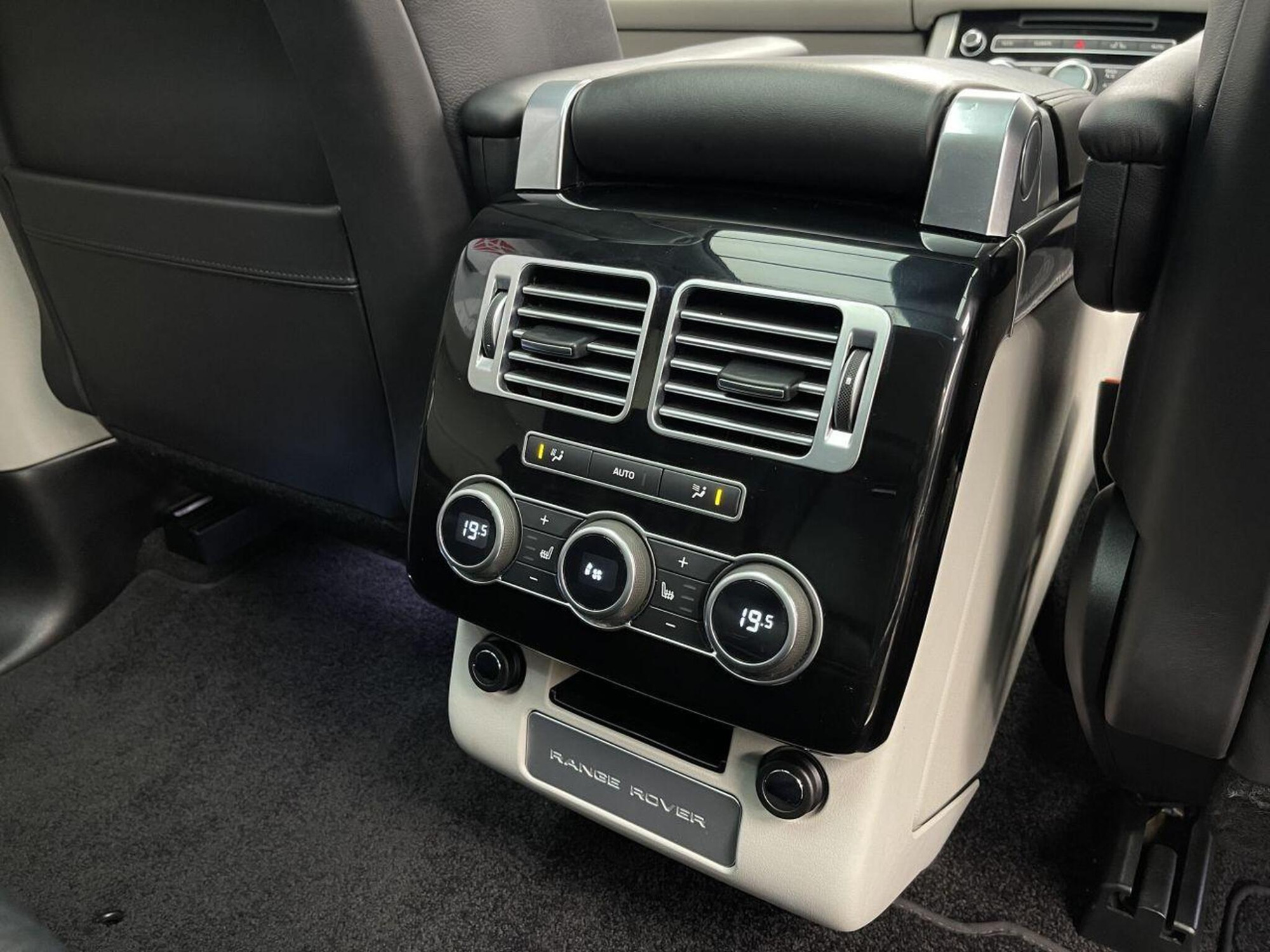 2017 Land Rover RANGE ROVER image 34