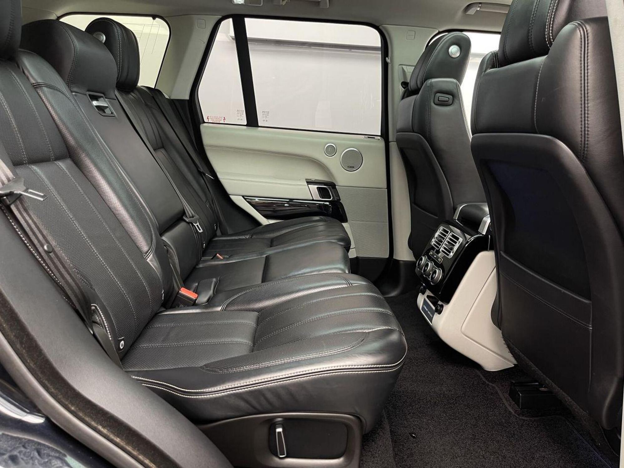 2017 Land Rover RANGE ROVER image 31