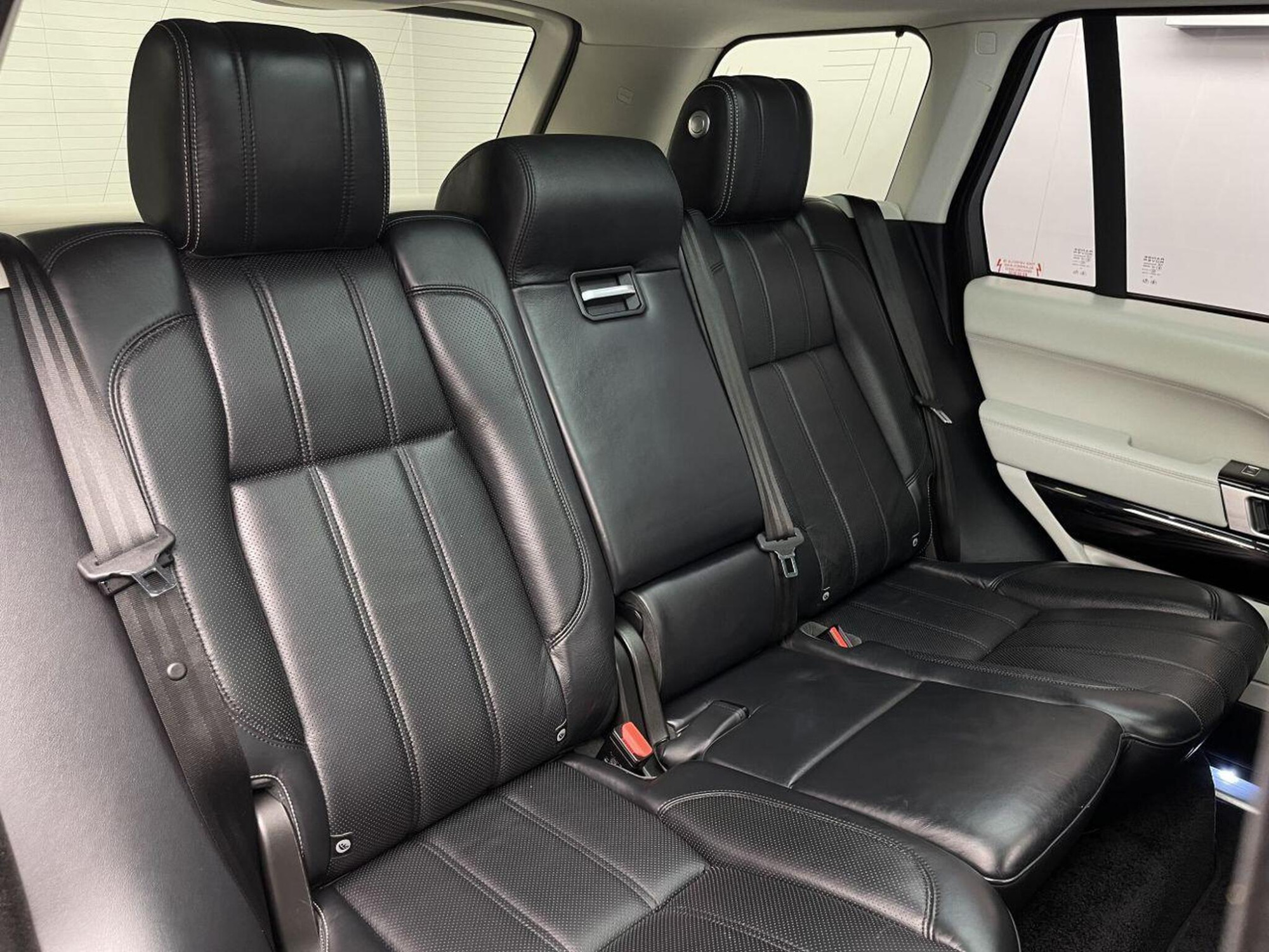 2017 Land Rover RANGE ROVER image 32