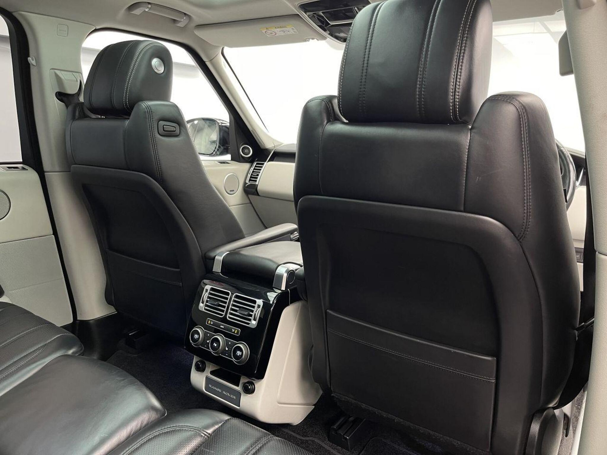 2017 Land Rover RANGE ROVER image 33
