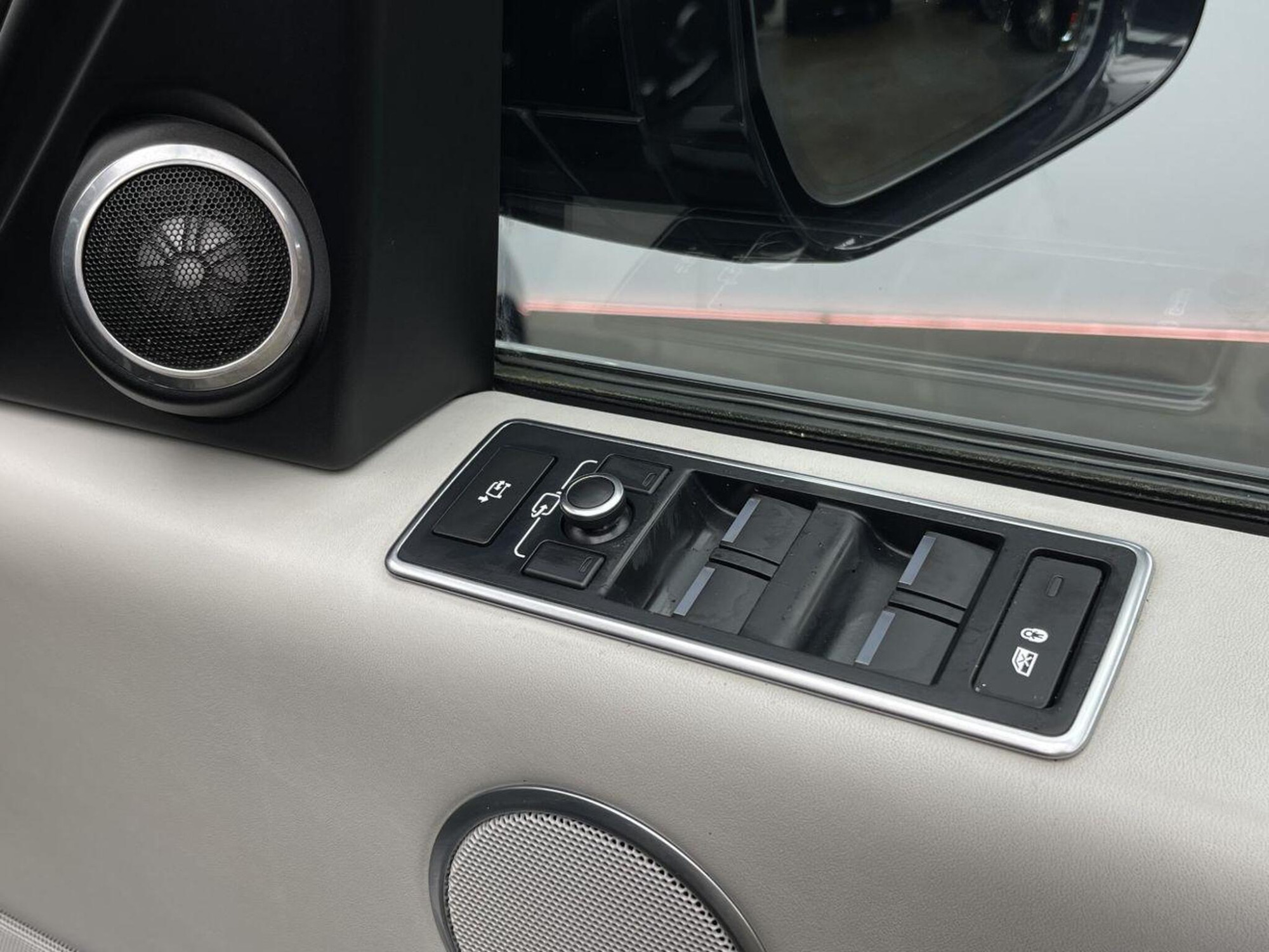 2017 Land Rover RANGE ROVER image 16