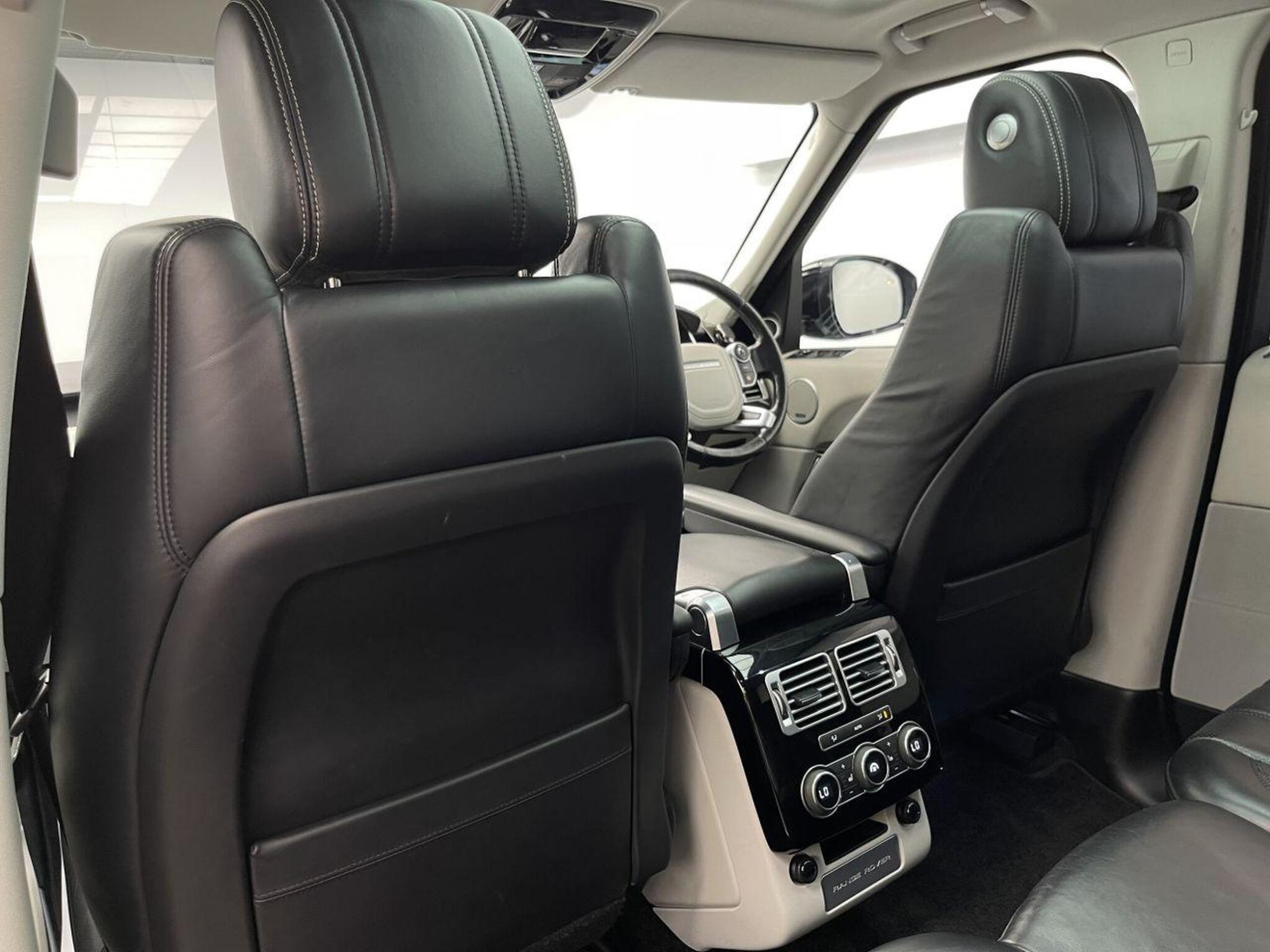2017 Land Rover RANGE ROVER image 50
