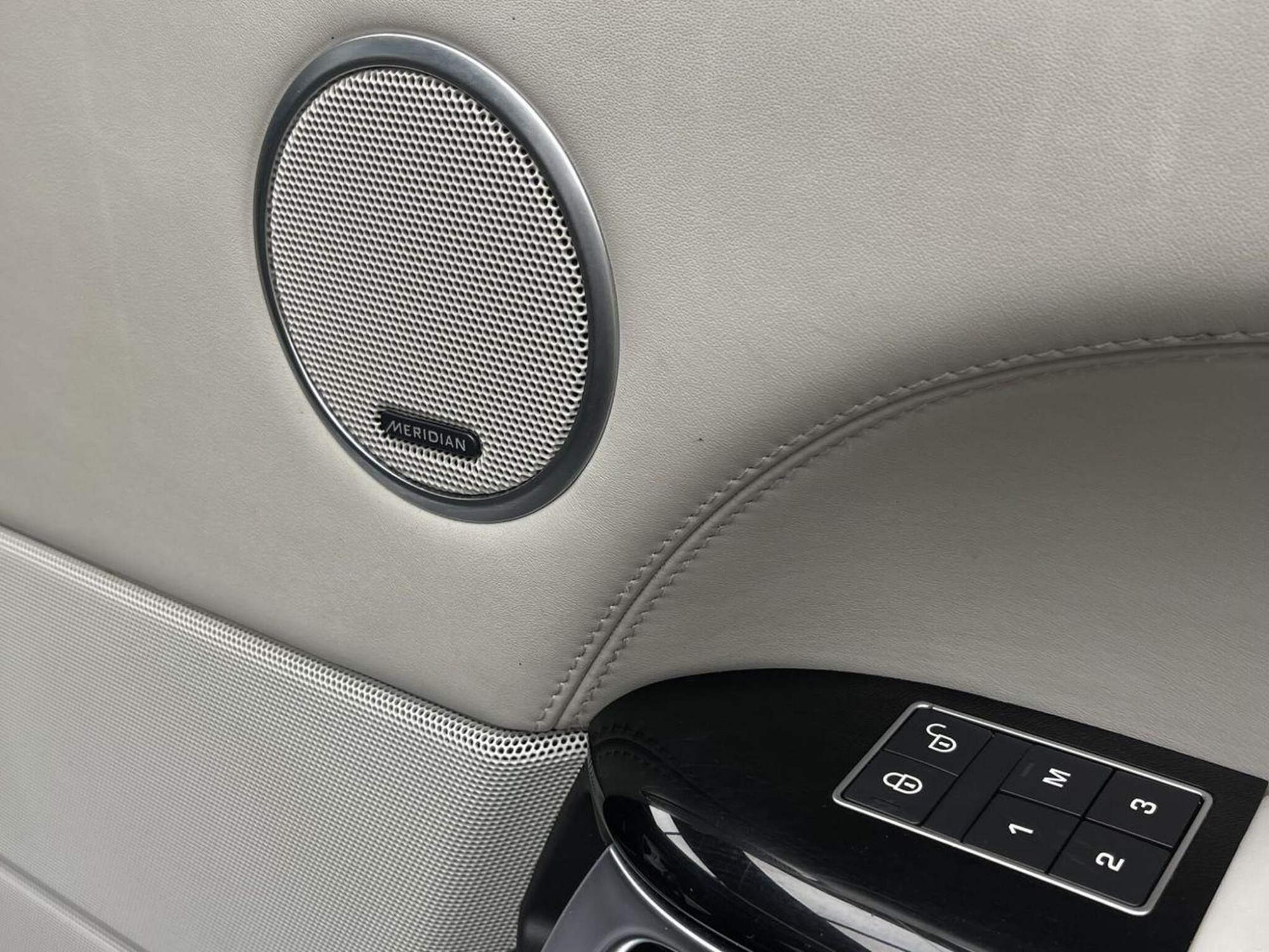 2017 Land Rover RANGE ROVER image 17
