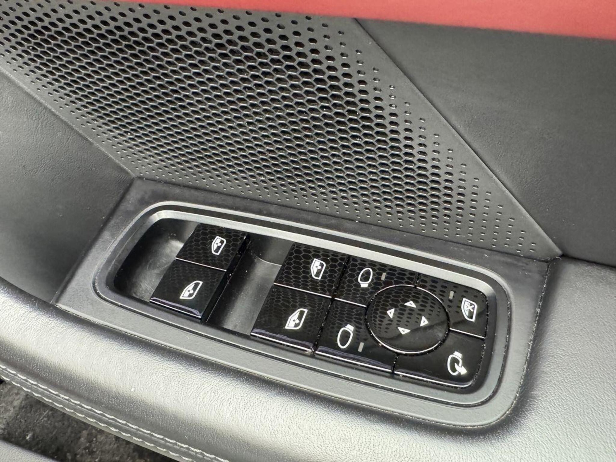 2020 Porsche TAYCAN image 27