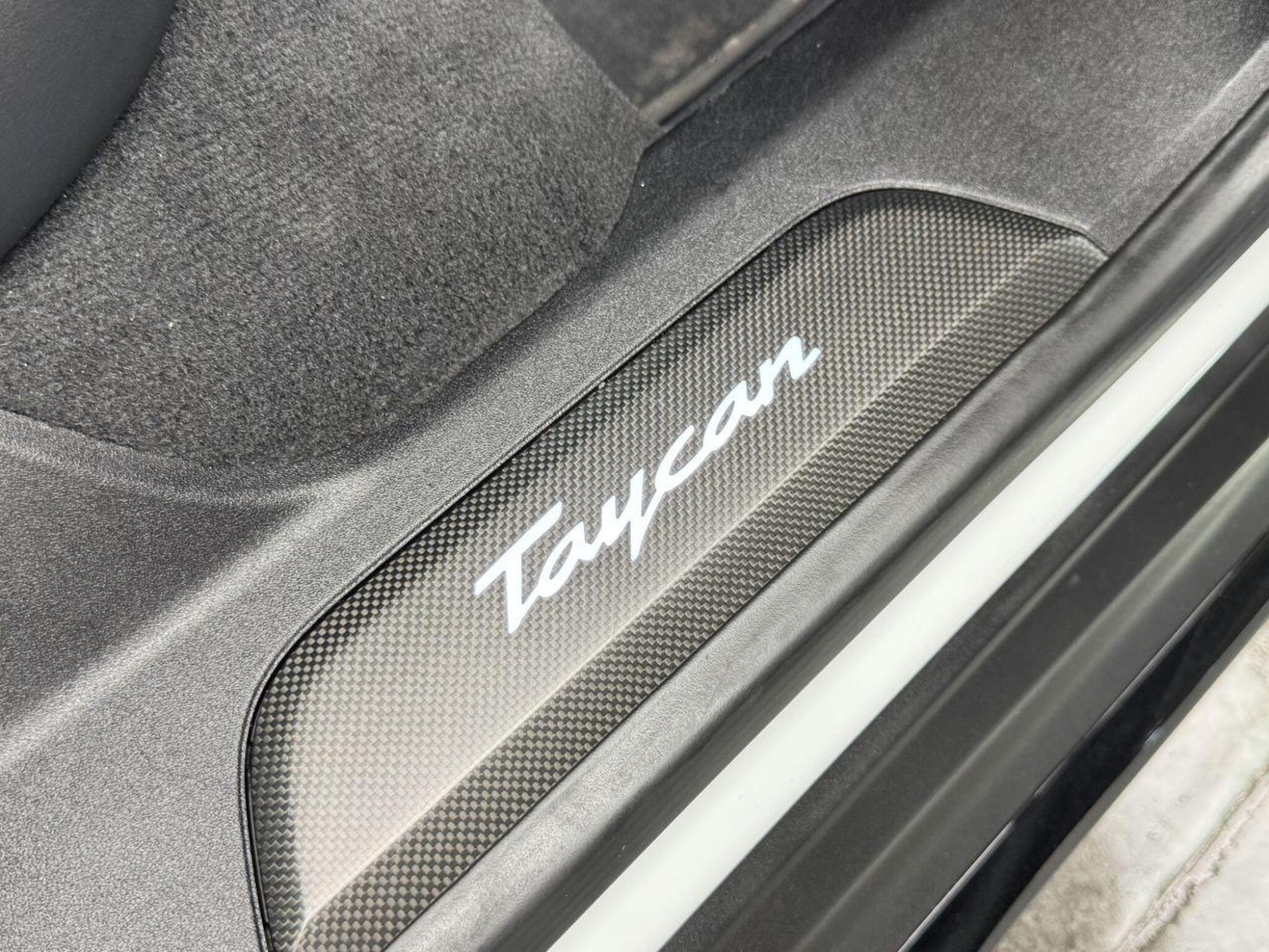 2020 Porsche TAYCAN image 19
